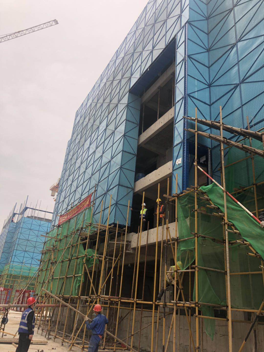 中科富海-宁乡碧桂园10号楼拆除人货梯钢管架今天三方检测，准备提升