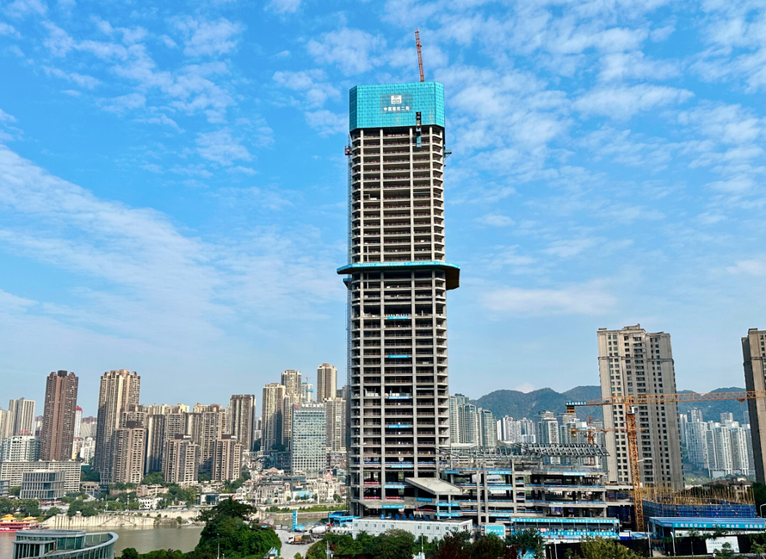 中科富海爬架项目重庆江北嘴199.95米的超高层五星级酒店全面封顶