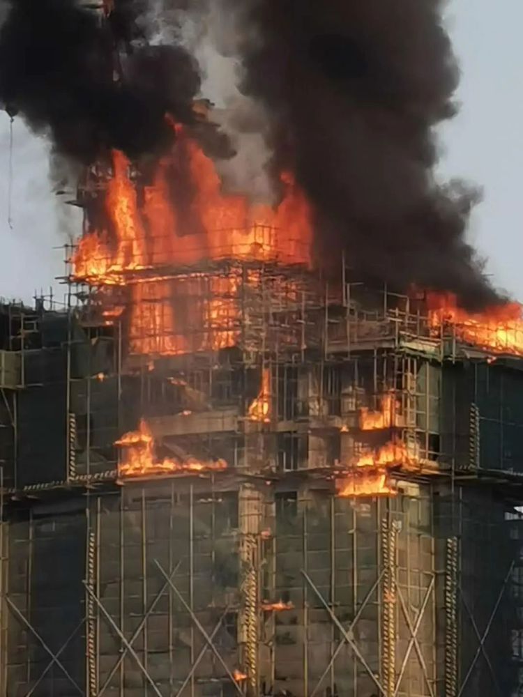 震惊：又是一起外围防护网的原因-南阳新楼盘楼顶熊熊烈火、高温到来了，注意防火！